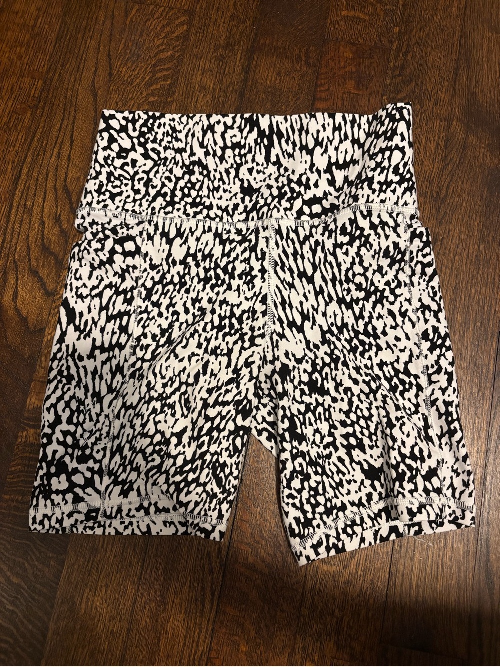 Athleta Salutation Stash Pocket II High Rise 7" Short